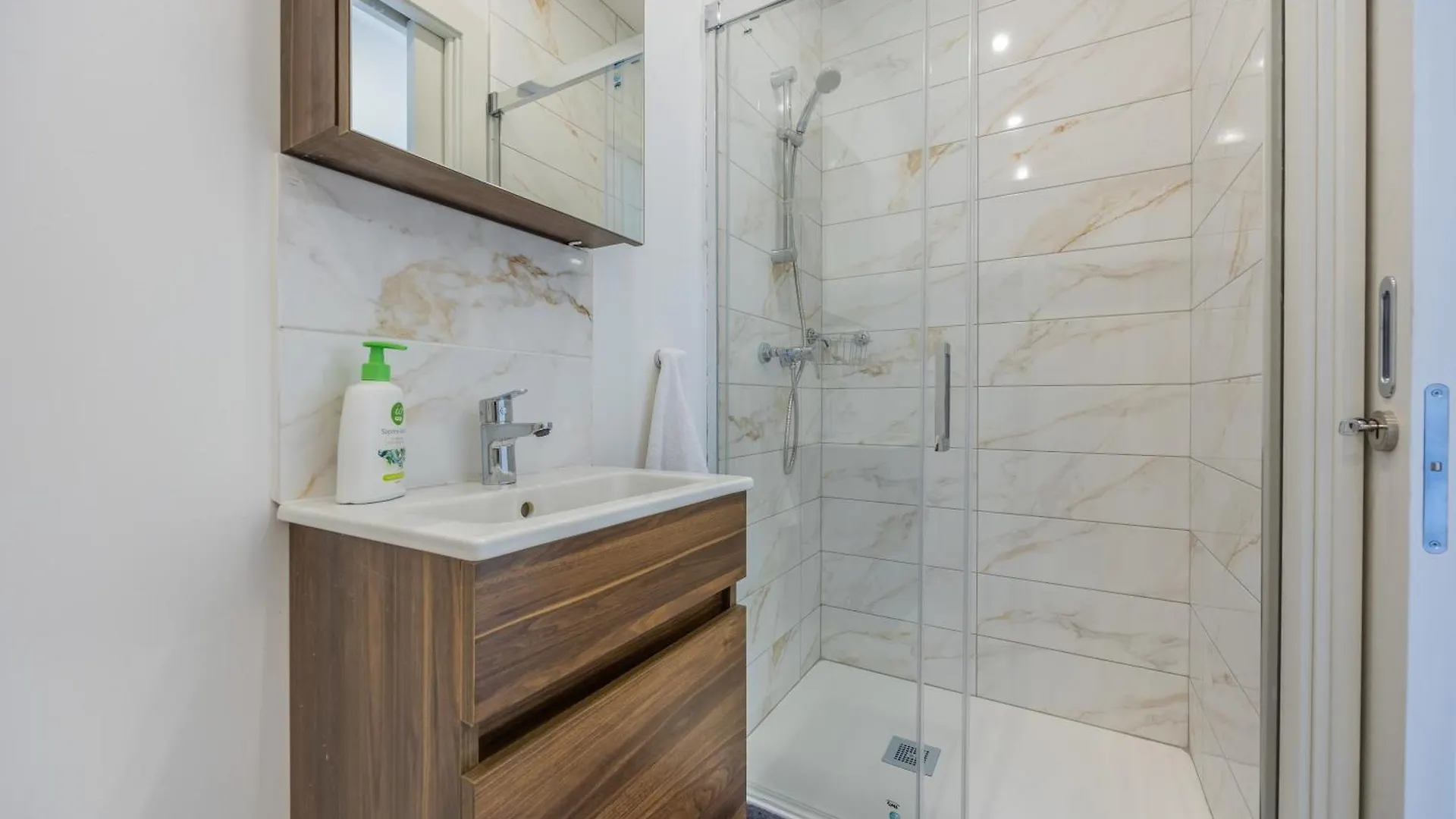 Sleek & Stylish 2Br Accommodation With Large Private Terrace - Close To Saint Julian'S & Tigne Shopping Mall Sliema 0*,  Malta