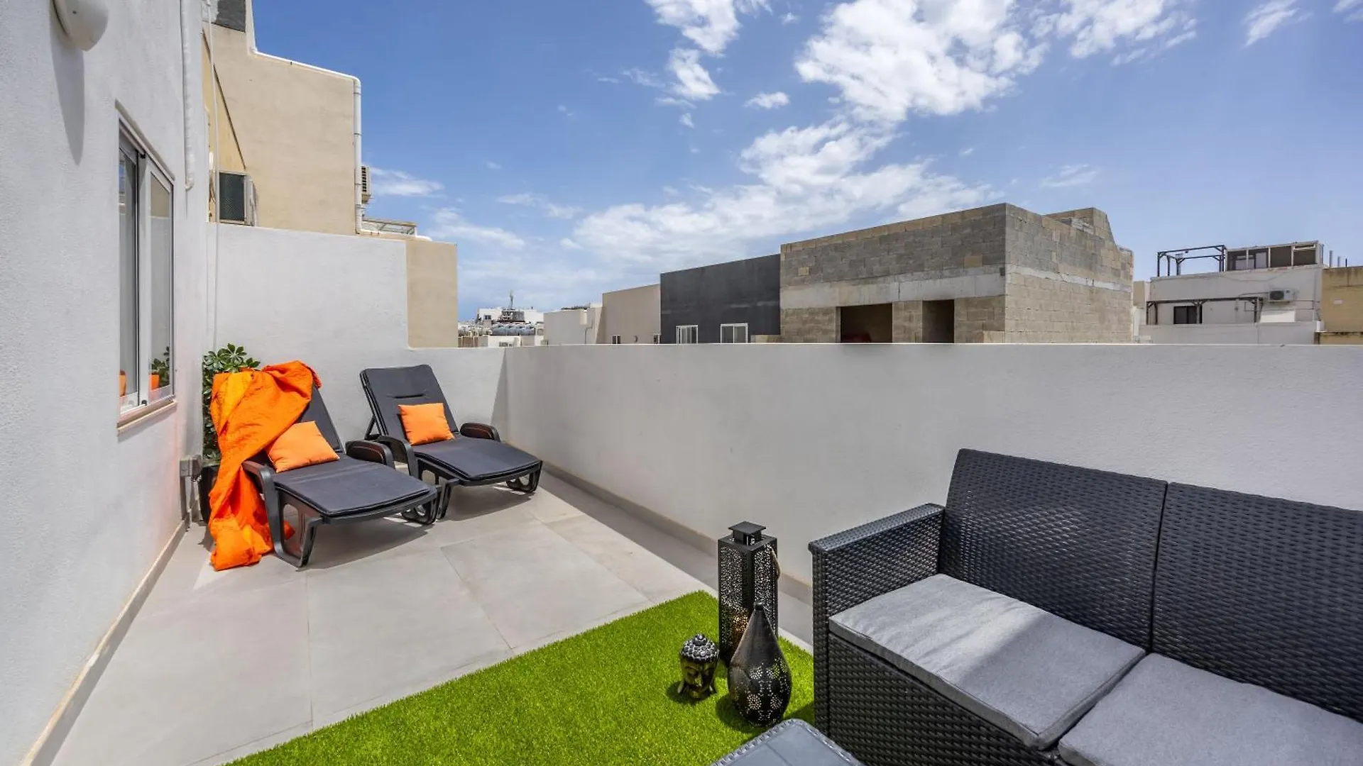 Sleek & Stylish 2Br Accommodation With Large Private Terrace - Close To Saint Julian'S & Tigne Shopping Mall Sliema 0*,  Malta