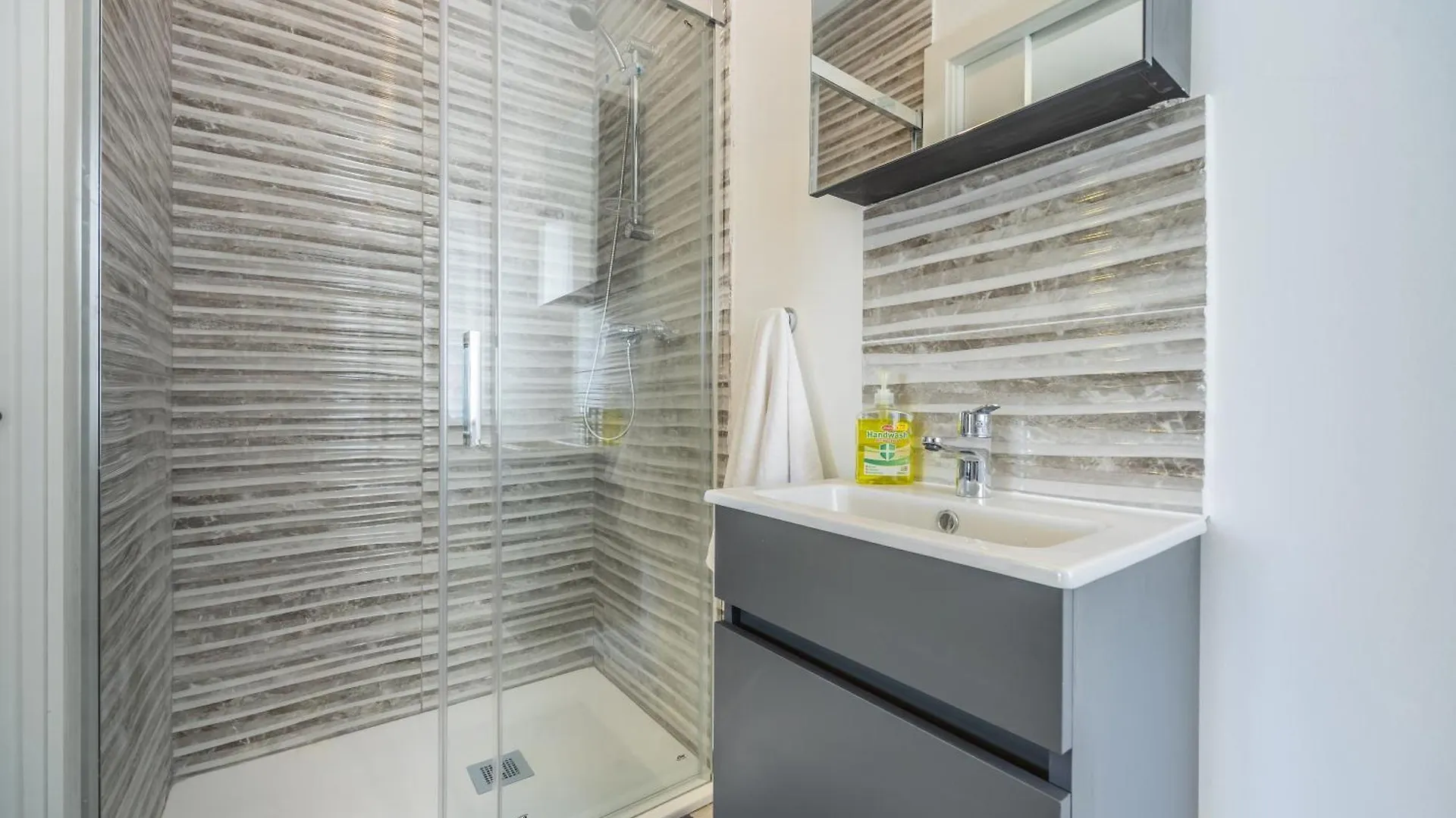 Sleek & Stylish 2Br Accommodation With Large Private Terrace - Close To Saint Julian'S & Tigne Shopping Mall Sliema